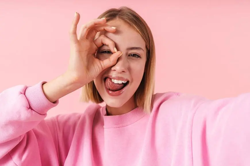 Fröhliche Influencerin vor rosa Hintergrund – Influencer-Marketing perfekt mit SEO verbinden