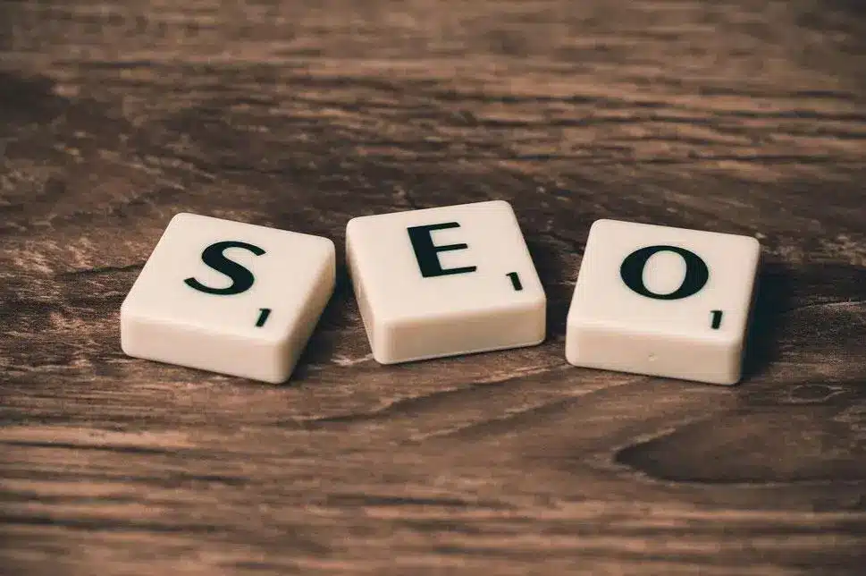 Scrabble-Buchstaben mit dem Wort SEO auf Holzuntergrund – 4 Gründe, warum internationale SEO scheitert