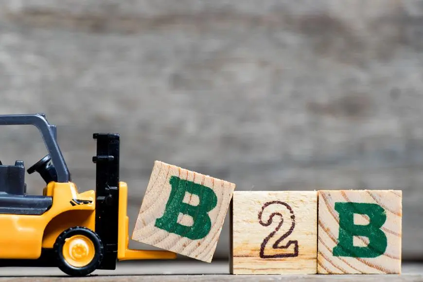 B2b SEO Klötze die von einem Gabelstapler transportiert werden