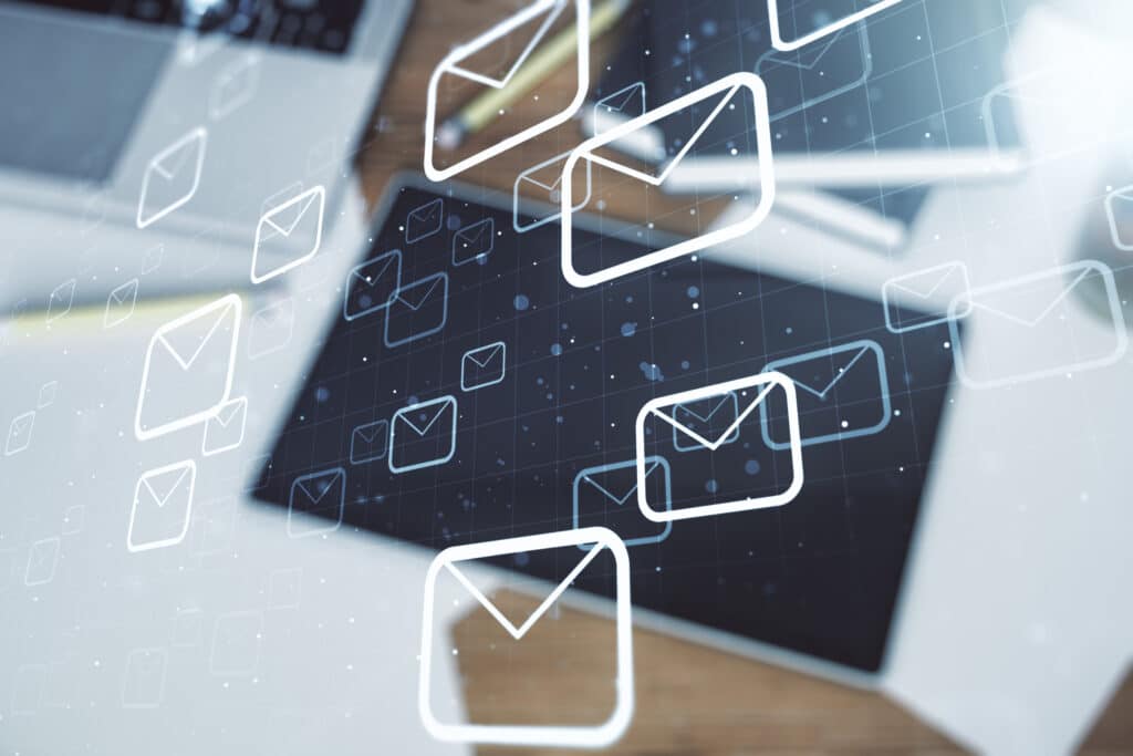 Mail-Icons, im Hintergrund ist ein Notebock.